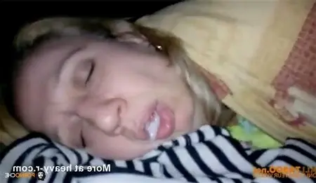 Finì sua madre in bocca mentre dormiva