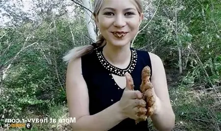 La ragazza russa mangia la sua merda nella foresta