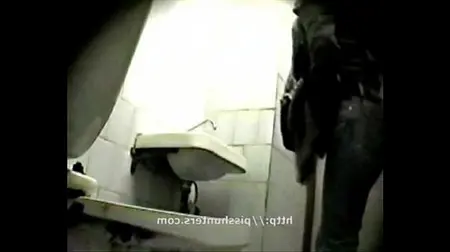 Telecamera nascosta nel bagno femminile