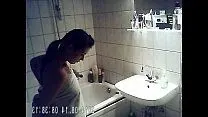 Ho sparato a una nipote in un bagno su una telecamera nascosta